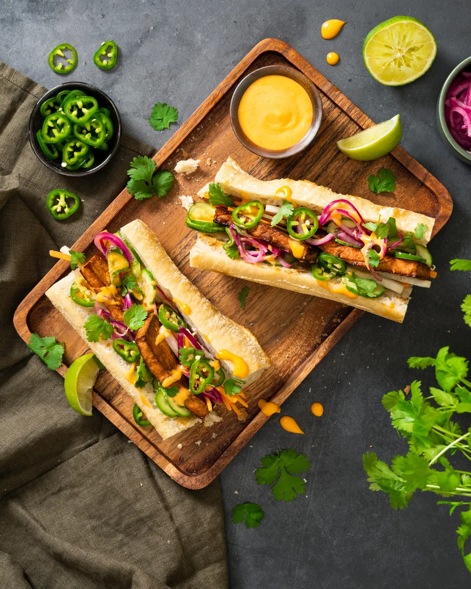 Banh mi med marinerad tofu klassiskt recept från Vietnam Yipin