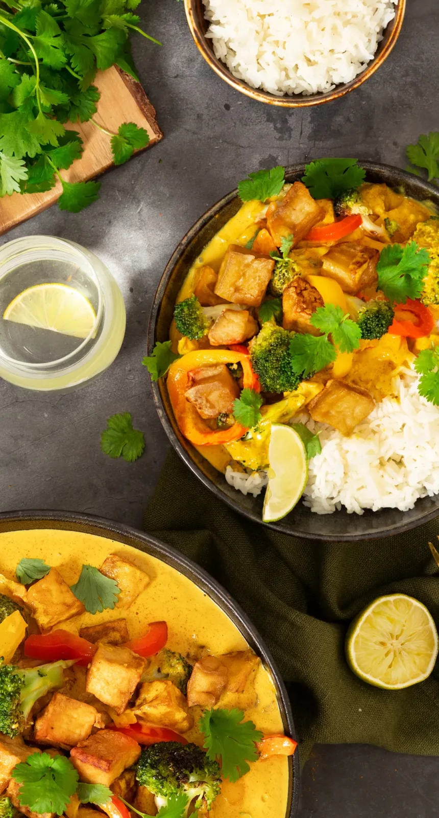 Bilden visar en gul curry med friterad tofu