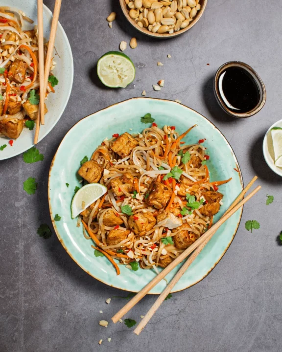 Bilden visar en vegansk pad thai med friterad tofu