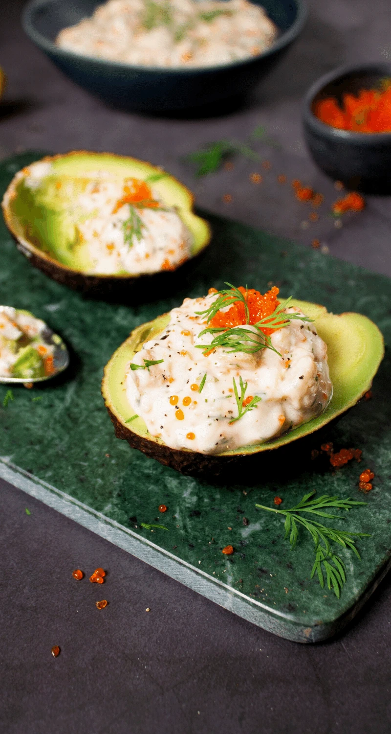 Avokado med skagenröra som en vegansk efterrätt