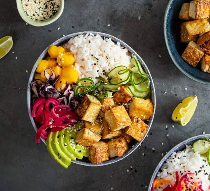 Bilden visar en poké bowl med naturell tofu från Yipin