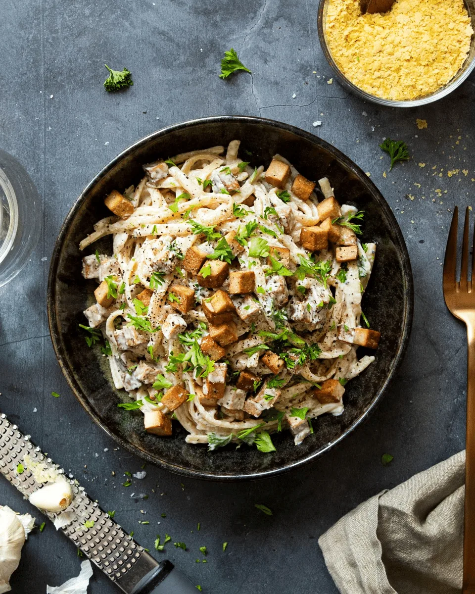 Vegansk carbonara med alspånsrökt tofu (tofu carbonara) | Yipin