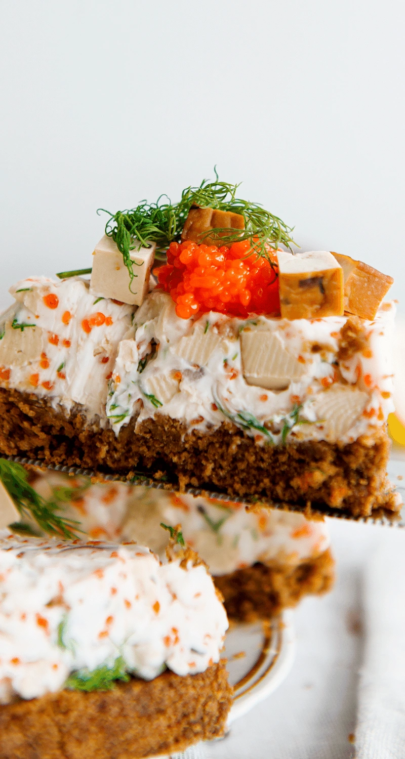 Bilden visar en vegansk skagencheesecake med rökt tofu