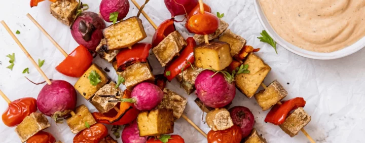 Bilden visar veganska grillspett med grillsås gjord med silkestofu, perfekt vegetarisk midsommarmat