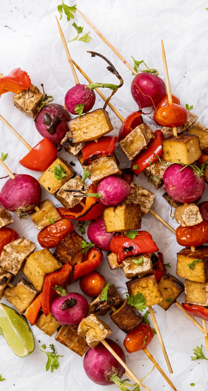 Bilden visar veganska grillspett med grillsås gjord med silkestofu