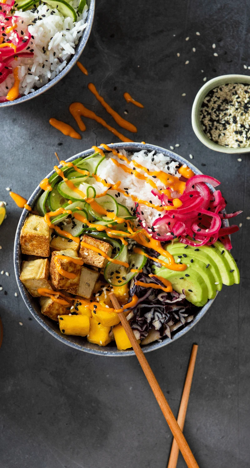 Vegansk poke bowl med tofu, grönsaker och ris i en skål