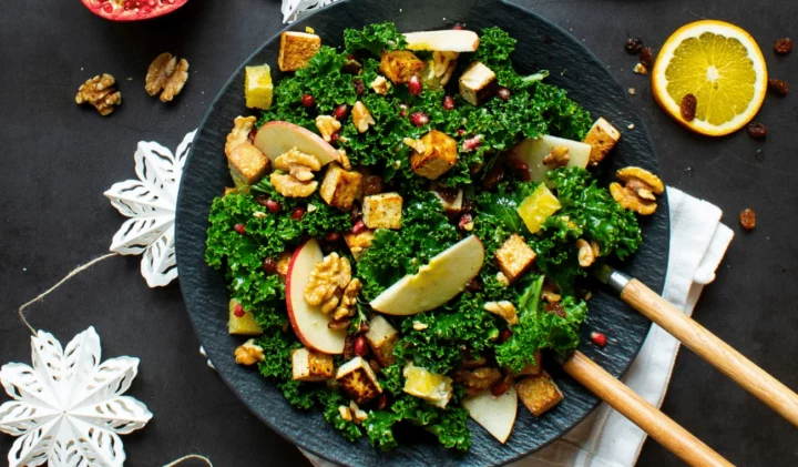 Grönkålssallad med krispig tofu som vegansk julmat