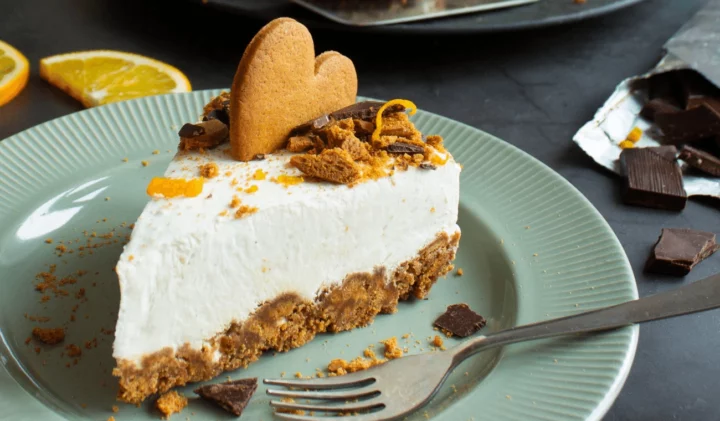 Bilden visar en vegansk pepparkakscheesecake, en cheesecake med pepparkaka