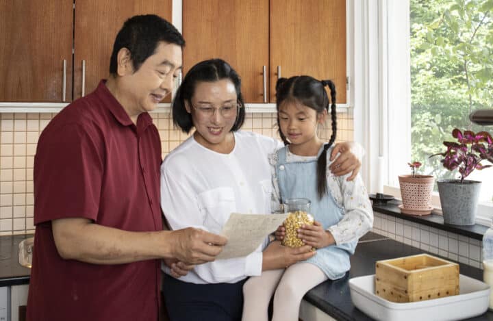 Bilden visar familjen Lu i Sverige, när de gör sin första tofu.