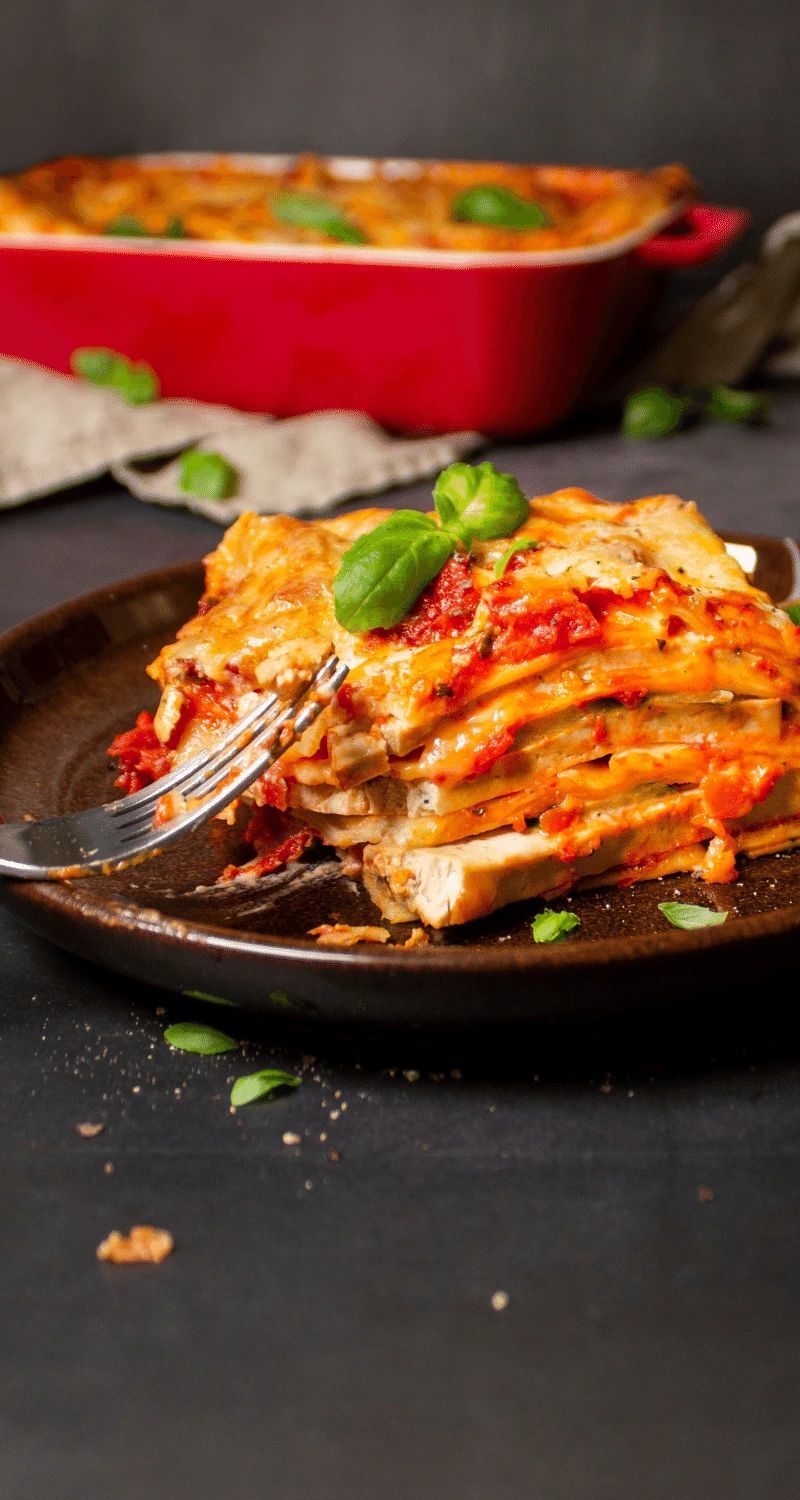 Vegetarisk lasagne med tofu och zucchini på en tallrik