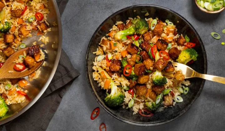 Tallrik och stekpanna med vegansk fried rice