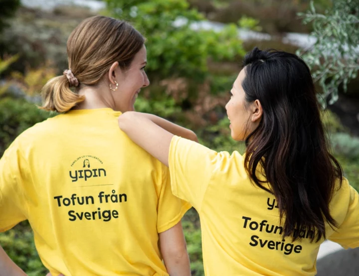Yipin-Stina och Joceline i gula tshirts med Yipin-logga