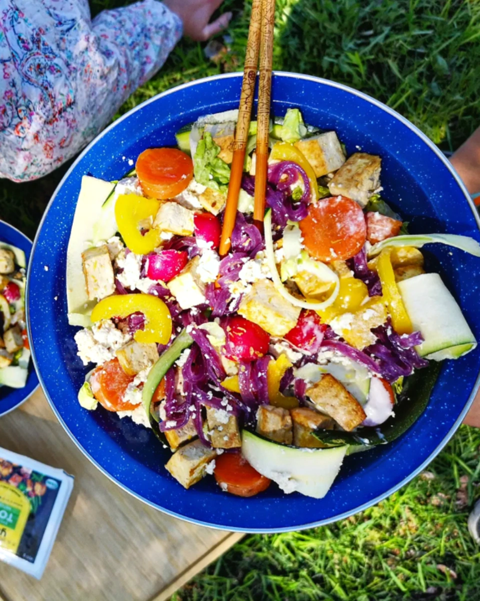 Fräsch sallad med marinerad tofu