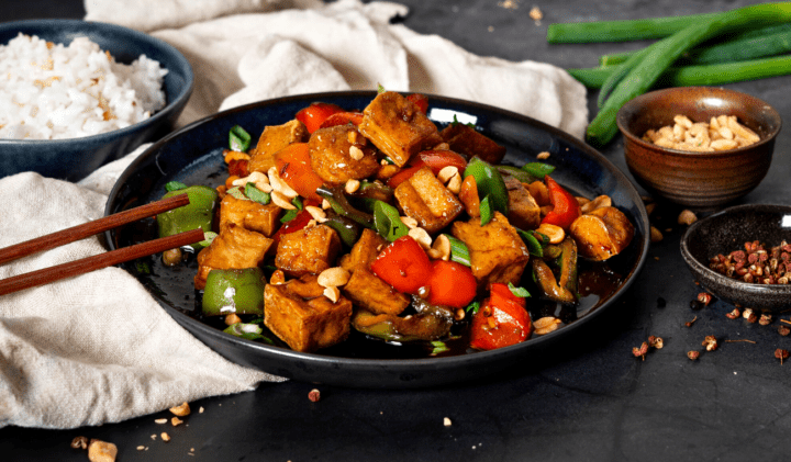 Kung pao tofu med paprika och jordnötter på en tallrik