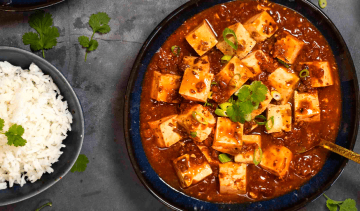 En favorit bland asiatiska rätter i en skål: mapo tofu med smakrik färs, koriander och ris