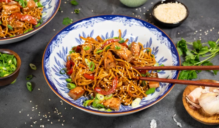 Chow mein, nudlar med marinerad tofu i en tallrik. Gott recept på asiatisk mat!