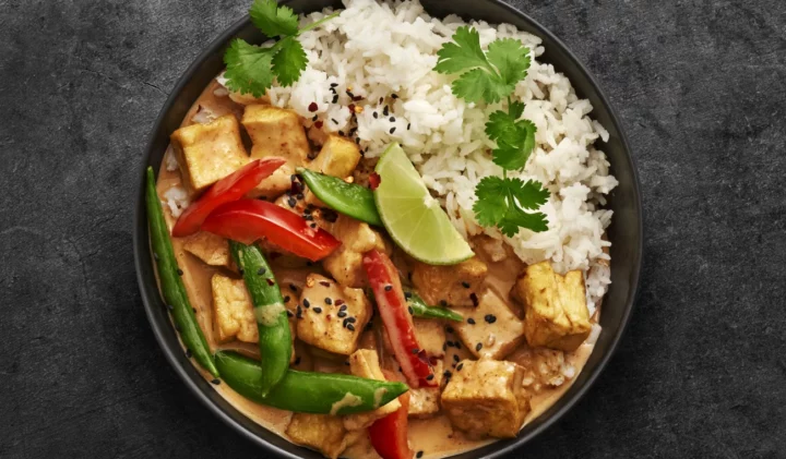 Vegetarisk röd currygryta med friterad tofu i en skål