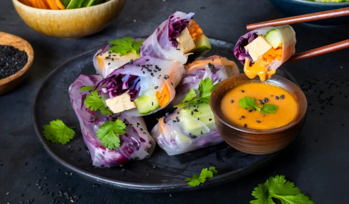 Vietnamesiska vårrullar med alspånsrökt tofu och en krämig jordnötssås