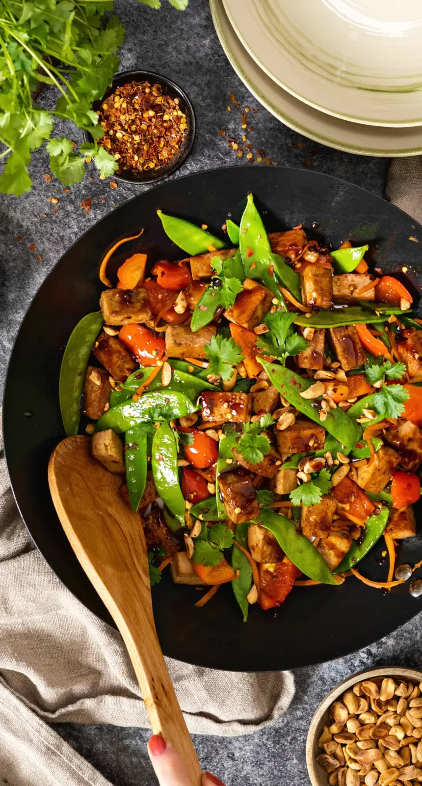 Wokpanna med wokade grönsaker, marinerad tofu och jordnötter