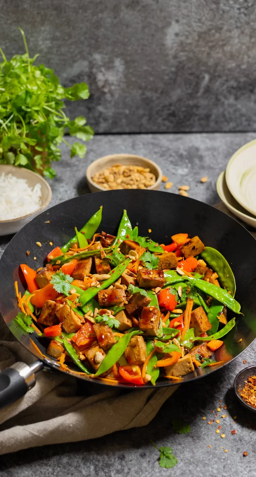 Bilden visar en hoisin wok med krispiga grönsaker och marinerad tofu
