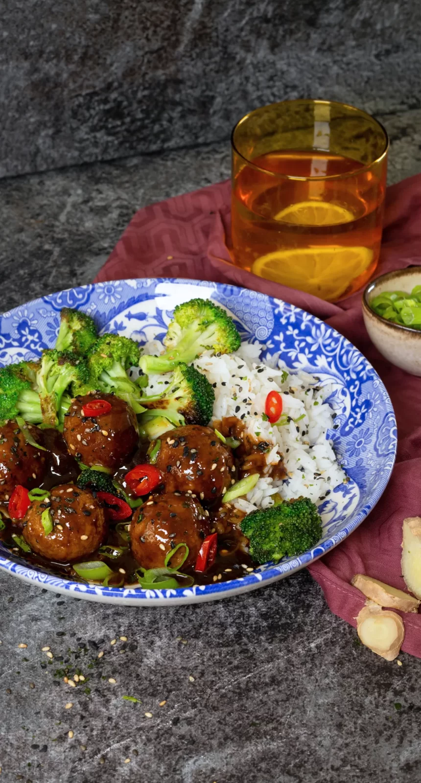 Bilden visar asiatiska köttbullar med hoisinsås och ris