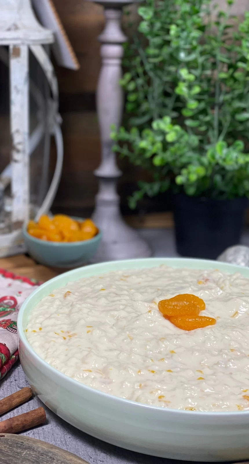 Bild på tallrik med vegansk ris a la malta med mandariner på toppen.