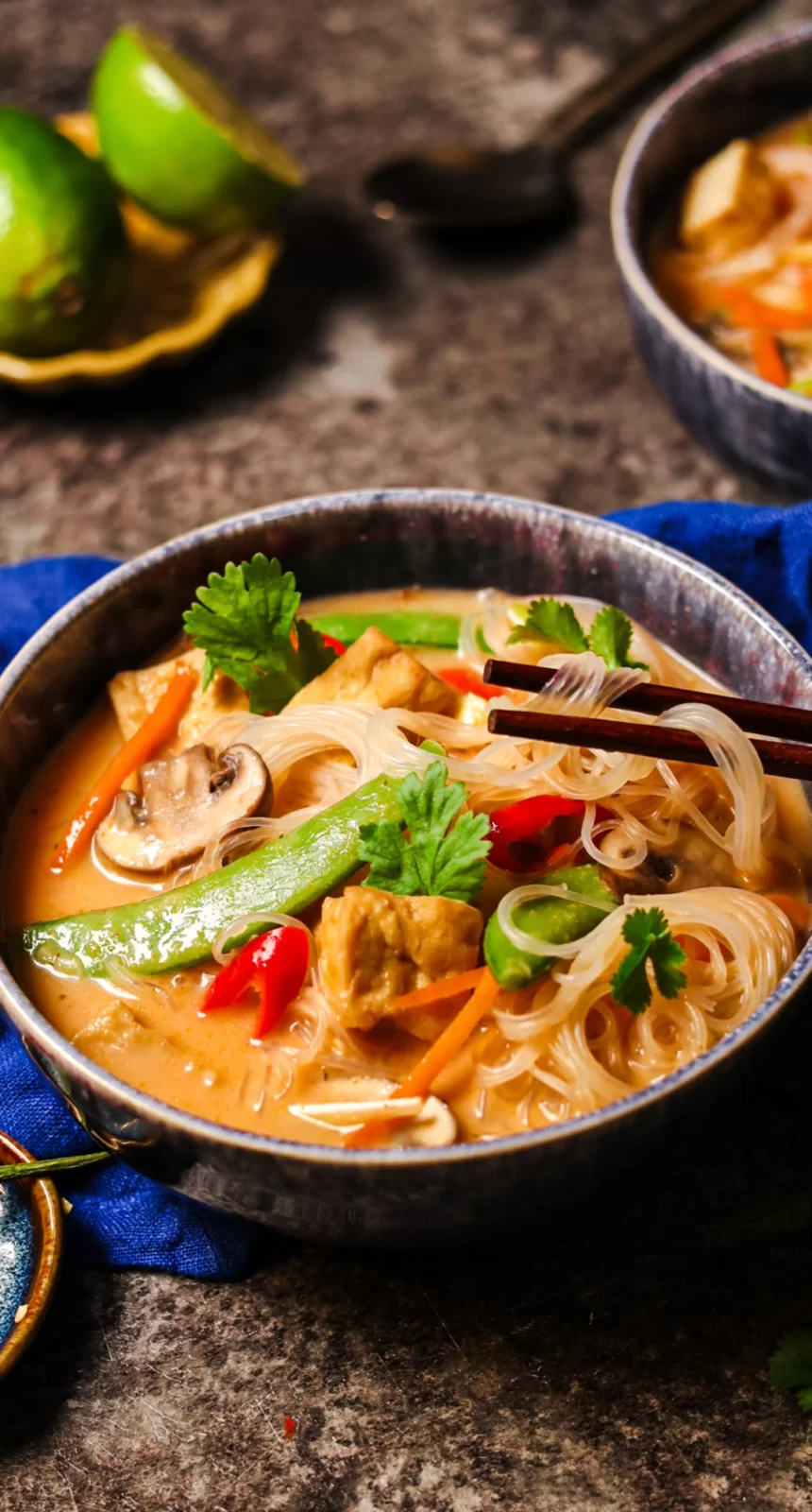 Thaisoppa med kokosmjölk. Med friterad tofu och glasnudlar från Yipin