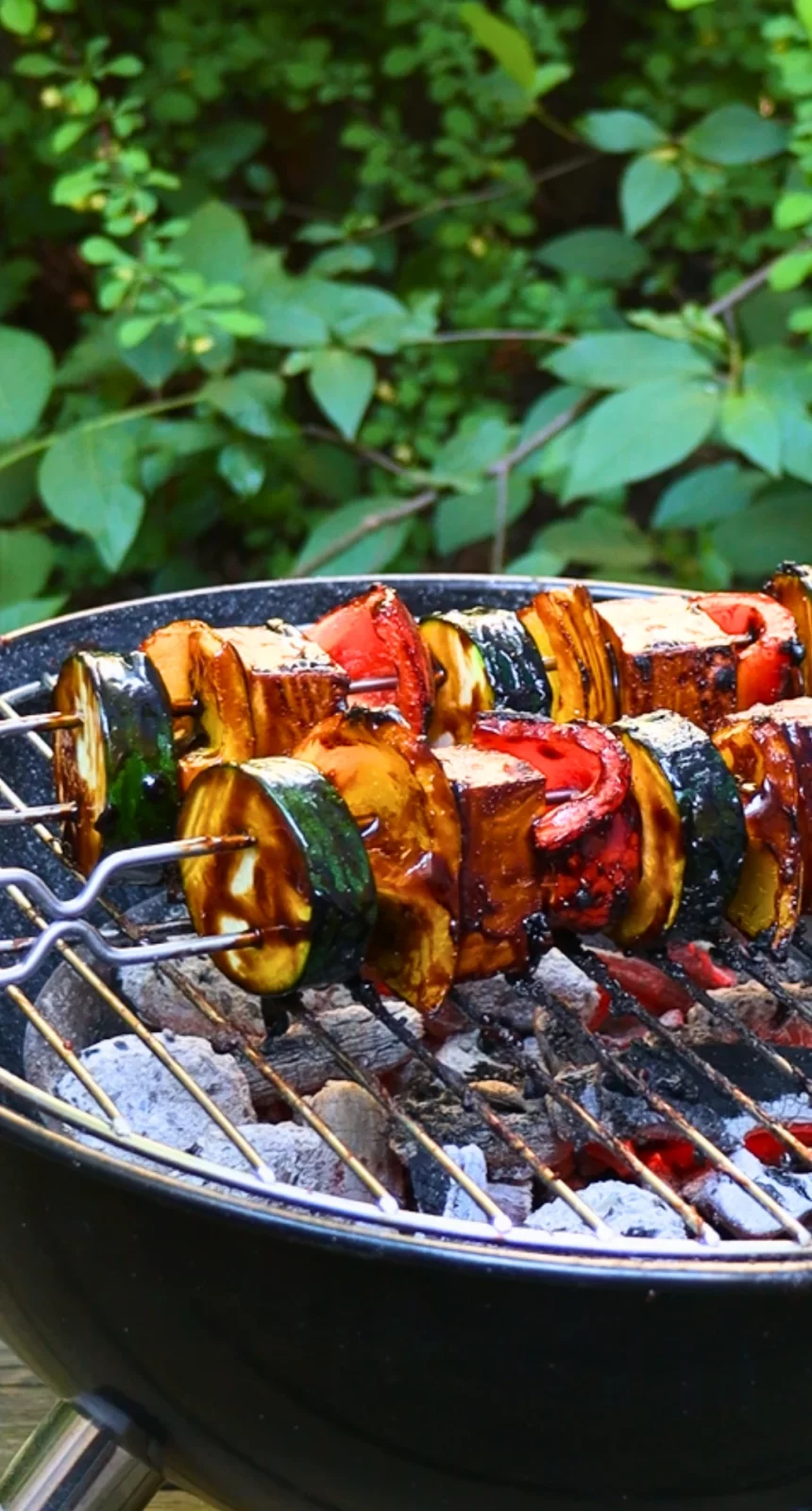 Asiatiska grillspett med teriyakisås, marinerad tofu och grönsaker