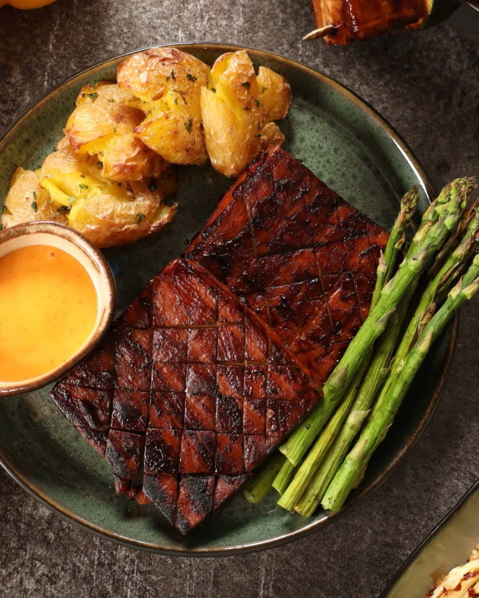 Grillad tofubiff med smashed potatoes