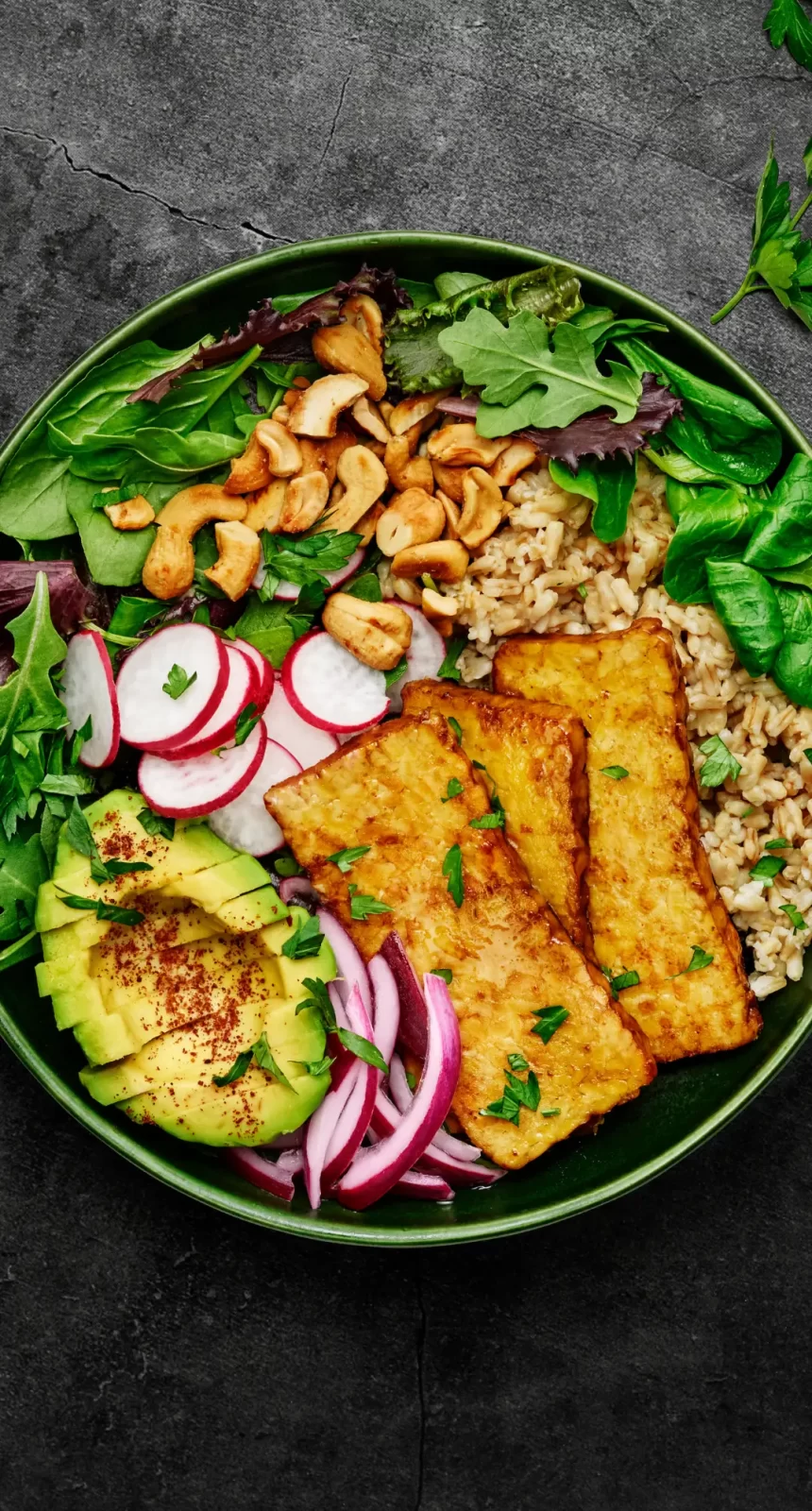 Bilden visar ett recept på matvetesallad med marinerad tempeh