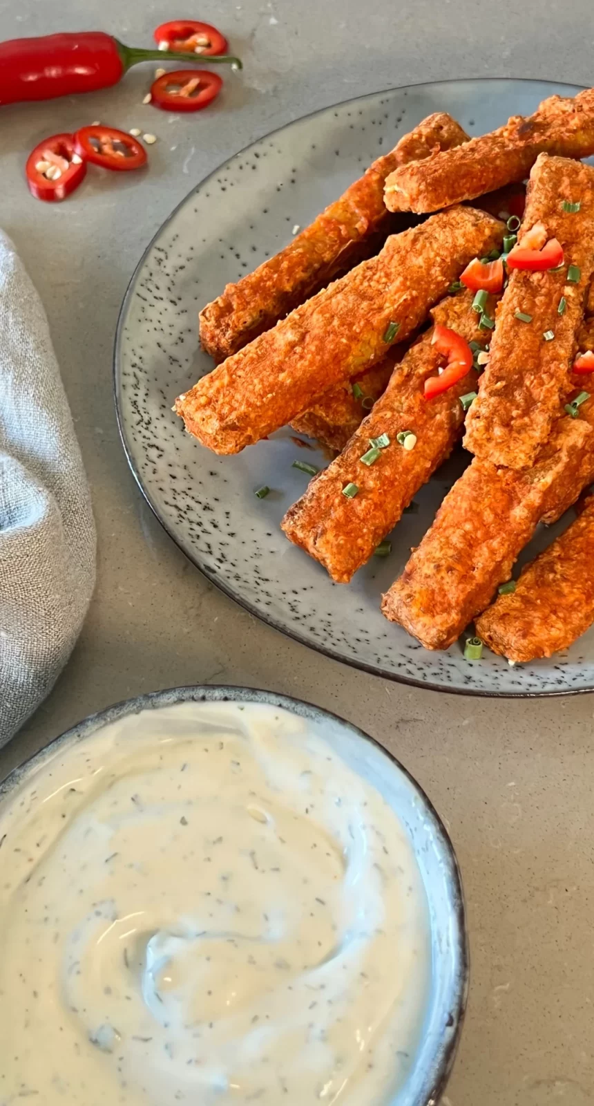 Fingermat (fingerfood): krispiga tempeh sticks med örtig ranch dipp