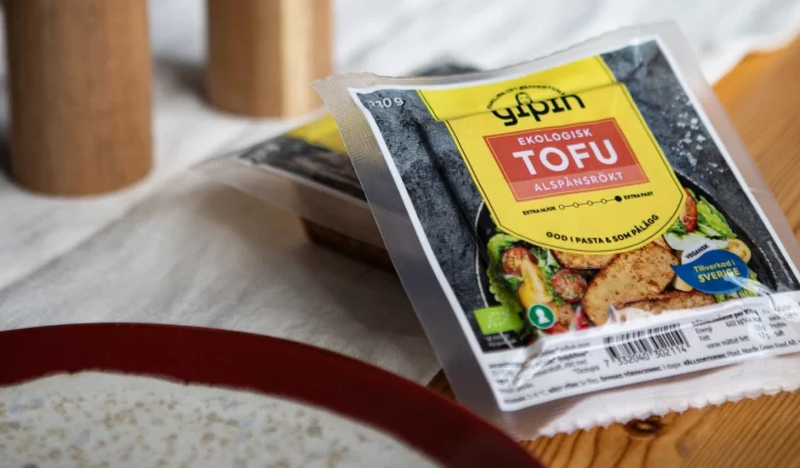 Bilden visar ett paket alspånsrökt tofu från Yipin