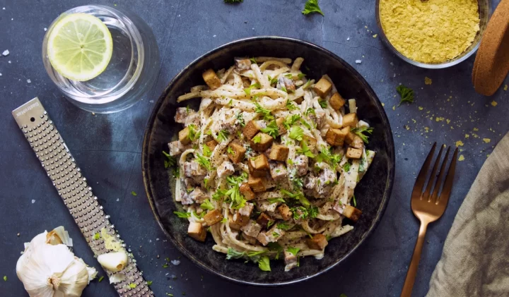 Bilden visar en vegansk carbonara med tofu