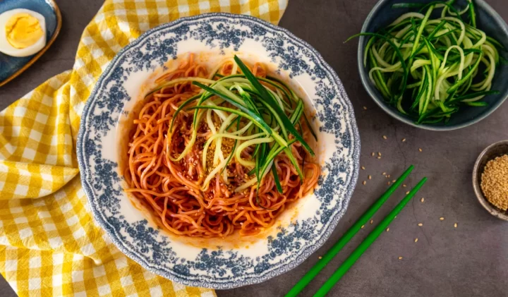 Bilden visar bibim guksu med woknudlar