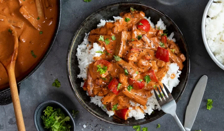 Bilden visar snabb vegetarisk stroganoff med alspånsrökt tofu