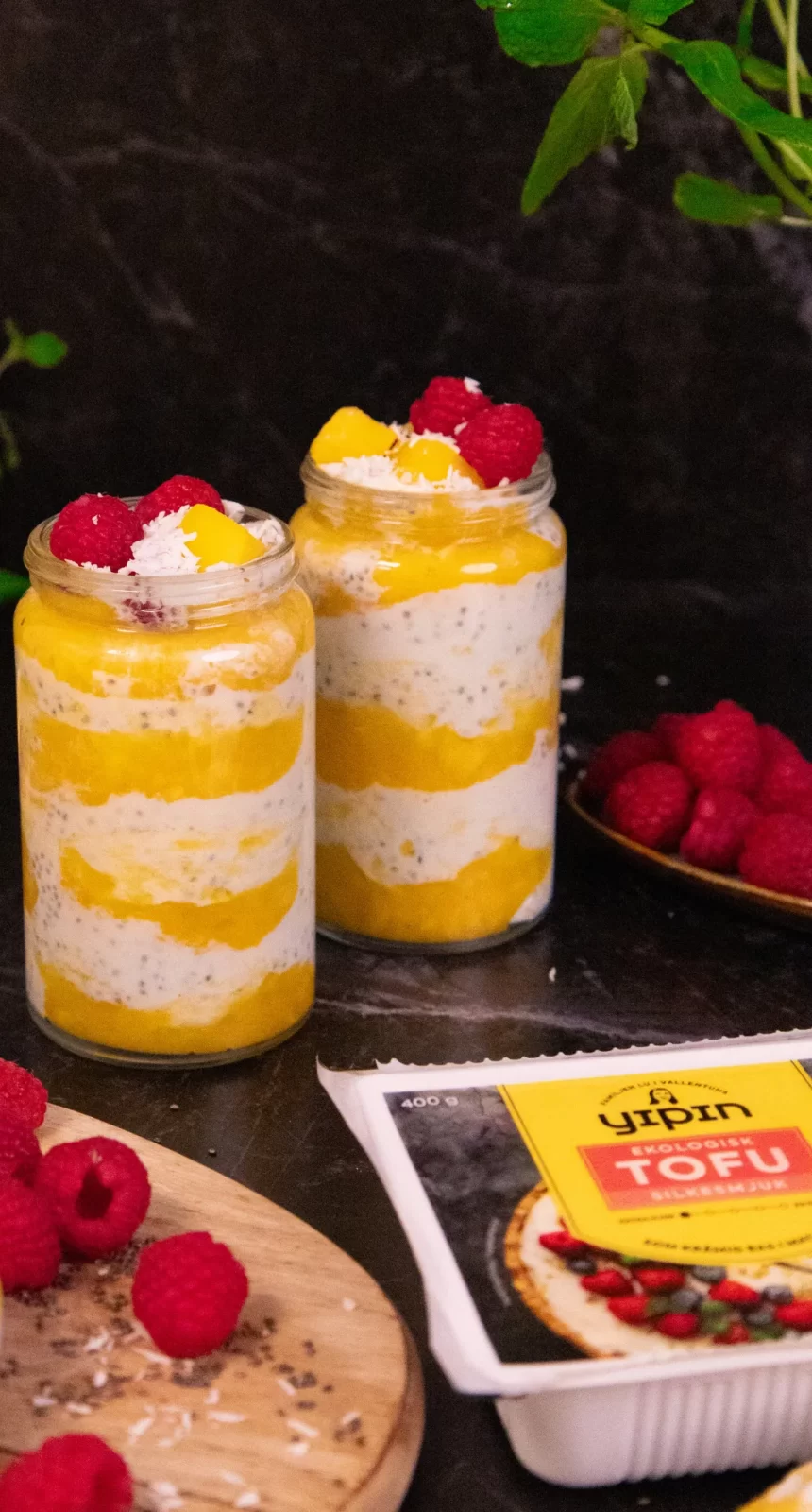 Bilden visar chiapudding med kokosmjölk och mango