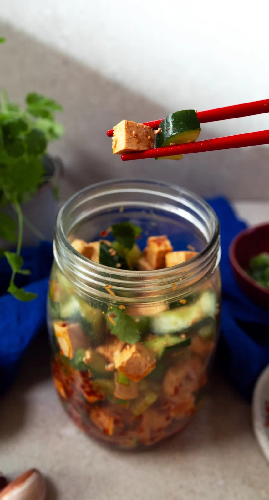 Bilden visar smashad gurksallad med tofu
