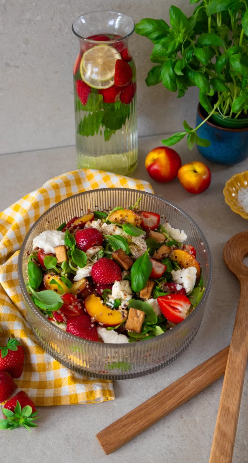 Bilden visar en fräsch sommarsallad