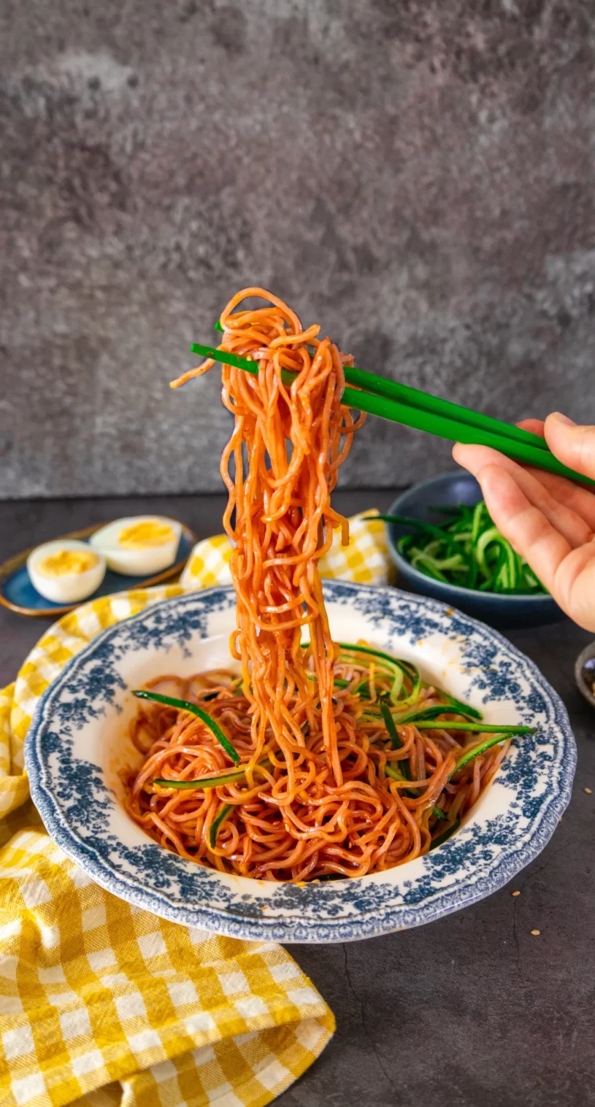 Bilden visar recept på koreanska nudlar