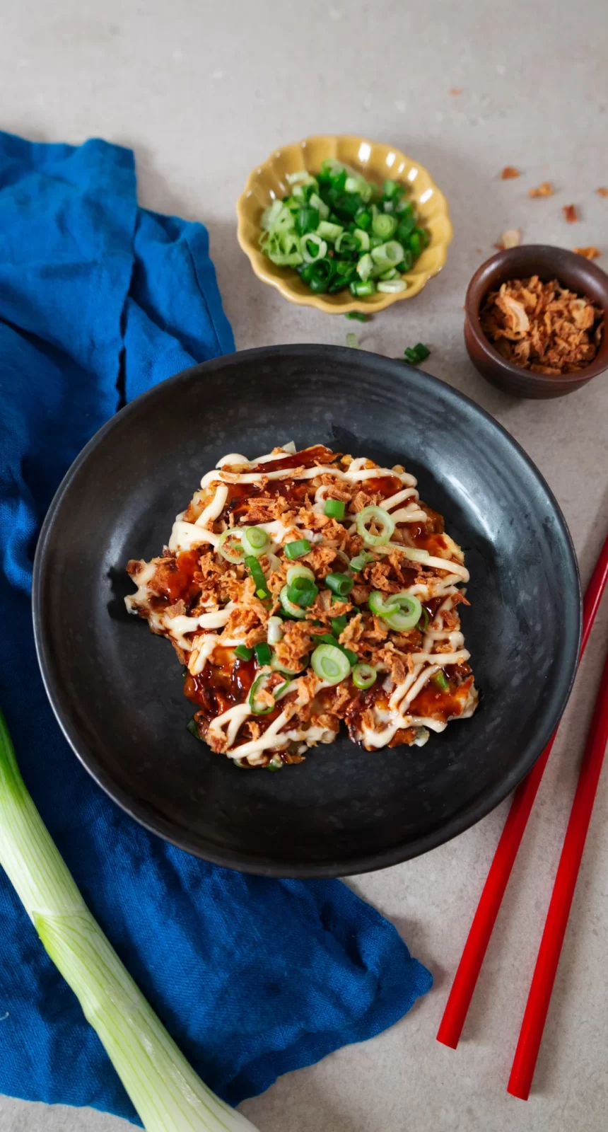 Bilden visar en japansk kålpannkaka (okonomiyaki), recept av Yipin