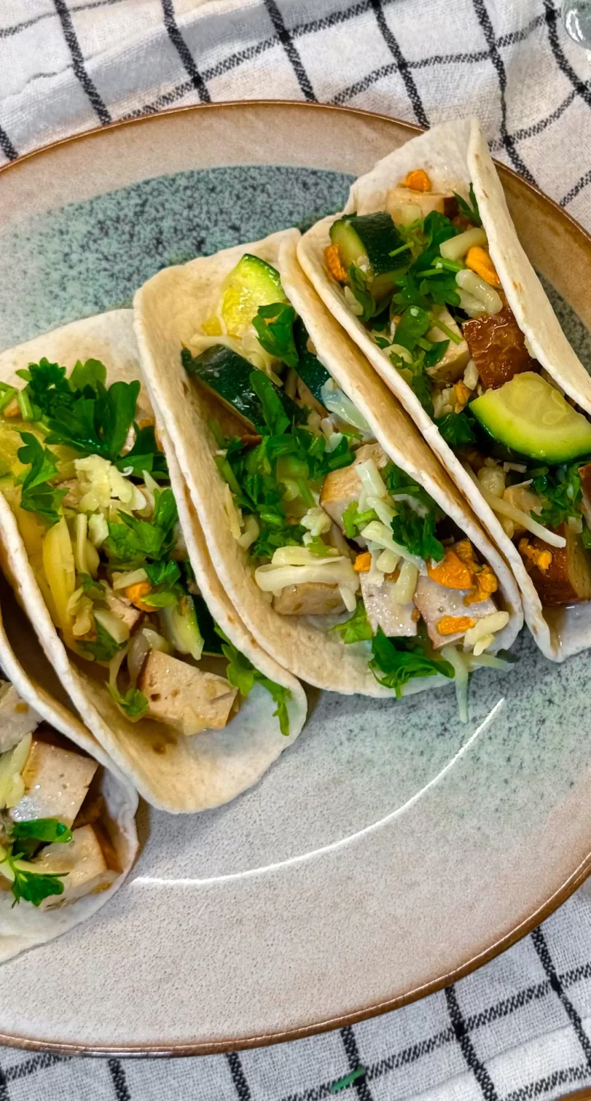 Bilden visar tacos med tofu och kantareller