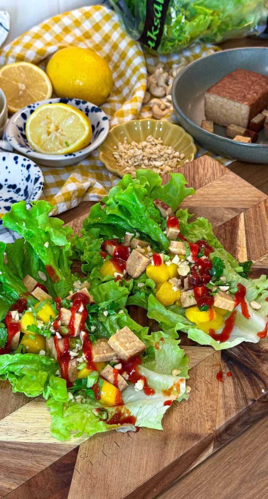 Bilden visar salladswrap med tempeh och mango