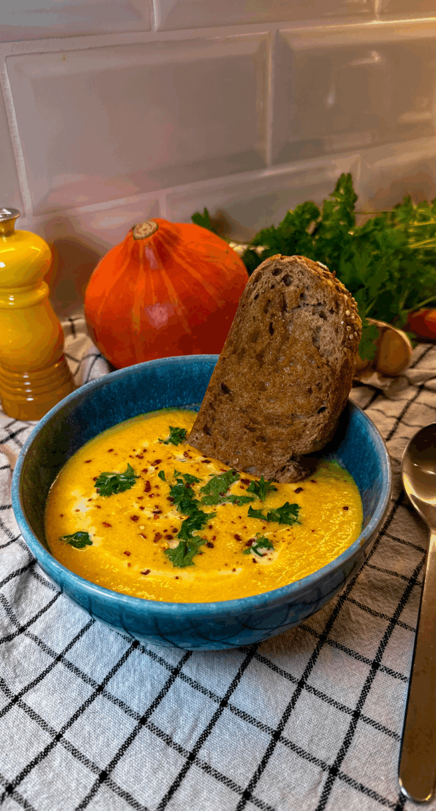 Bilden visar en pumpasoppa som är krämig och proteinrik