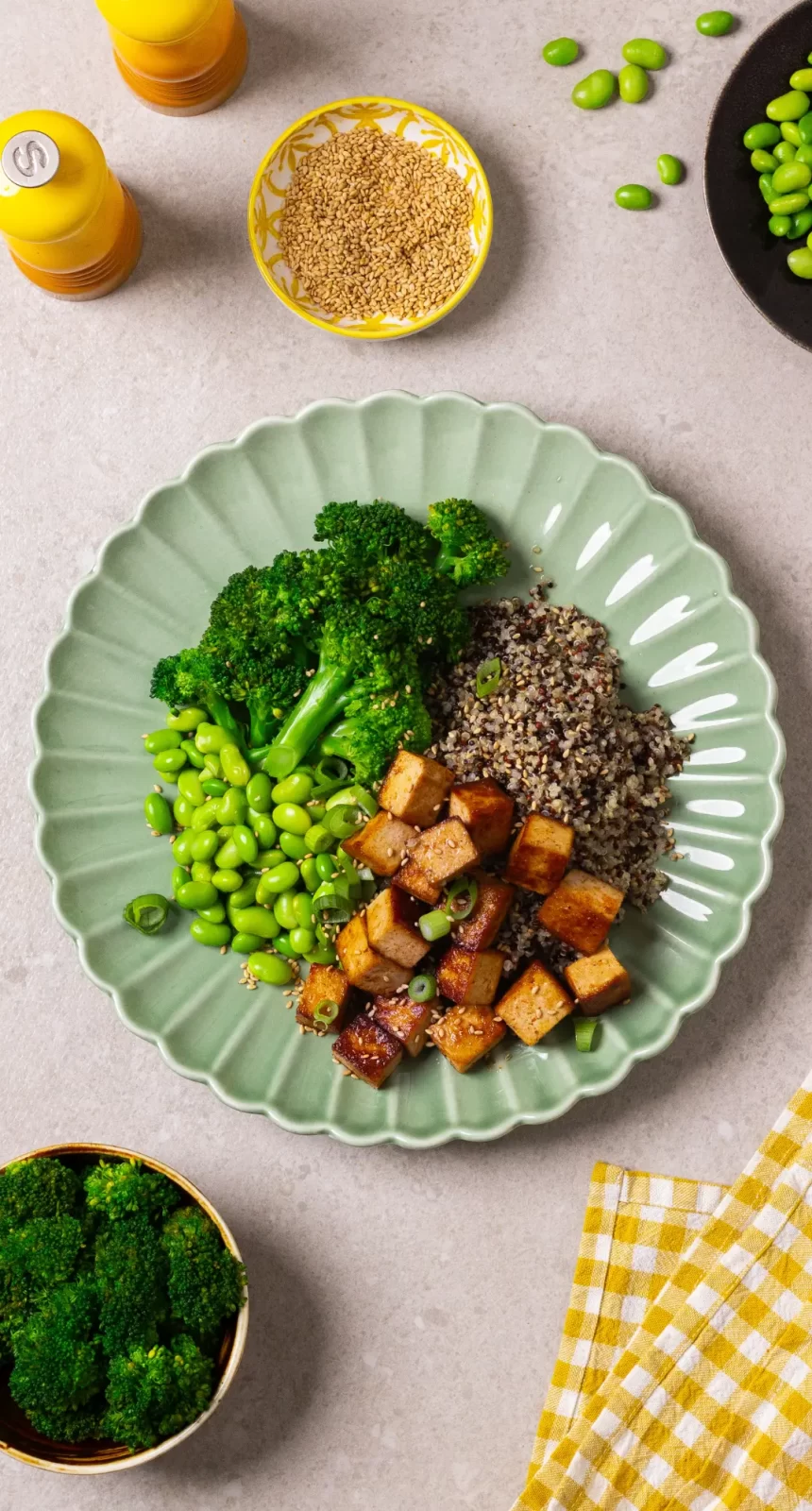 Bilden visar quinoa bowl med Yipin tofu chili & vitlök