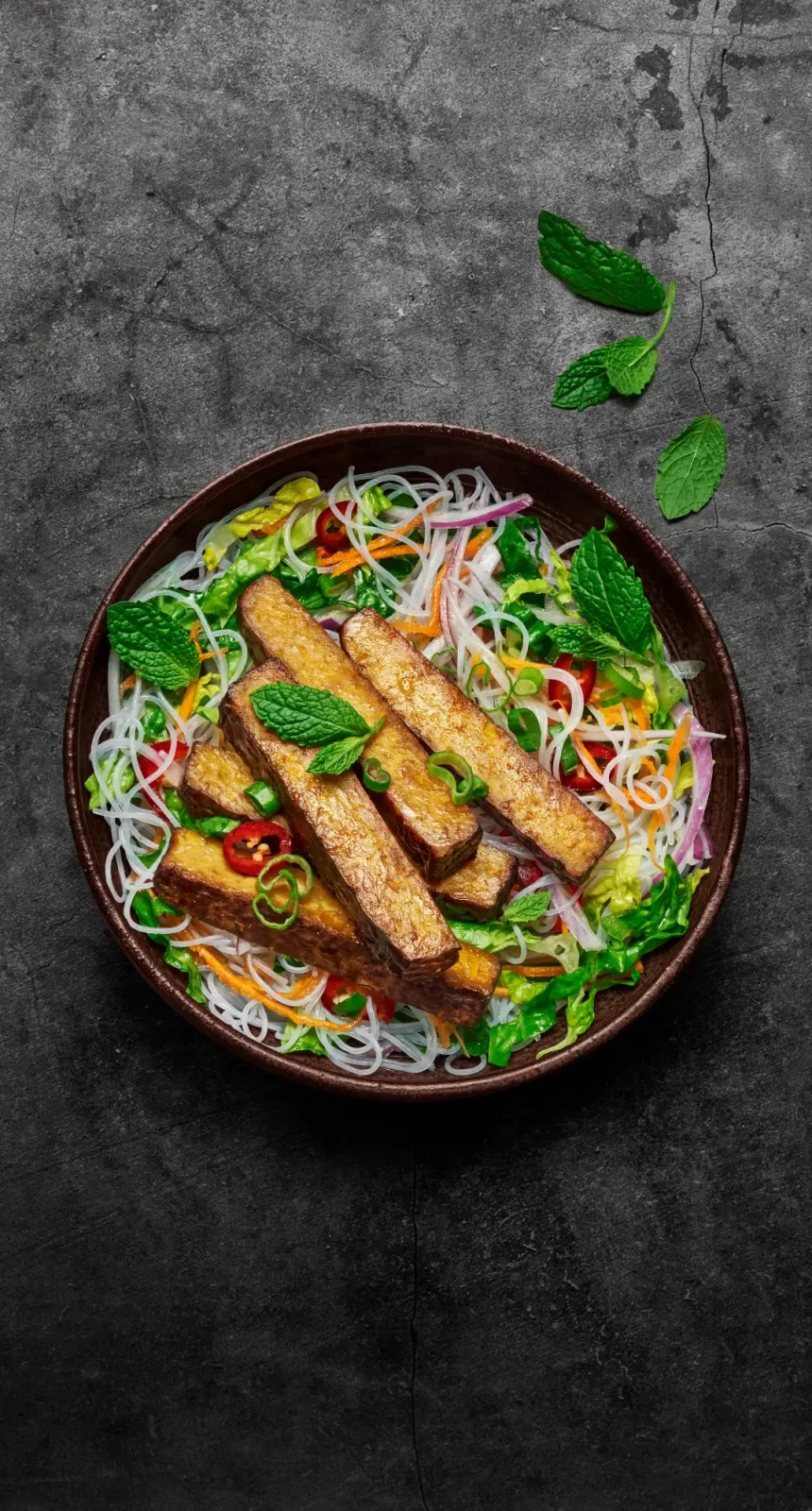 Bilden visar nyttig sallad med glasnudlar och tempeh