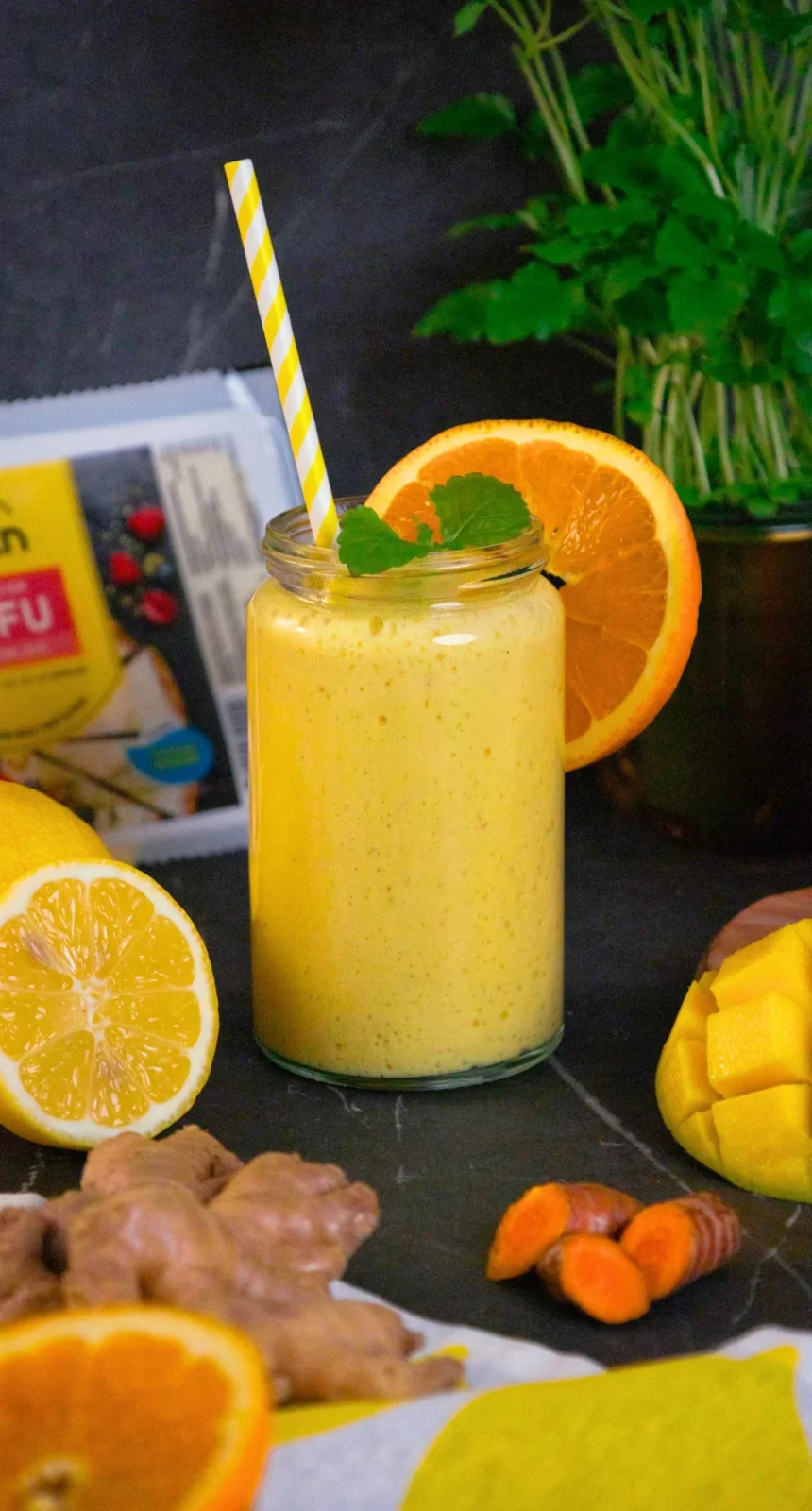 Bilden visar mango smoothie med ingefära, citron och silkestofu.