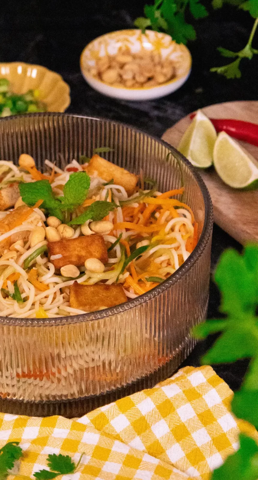 Bilden visar nudelsallad med woknudlar och tofu från YIpin