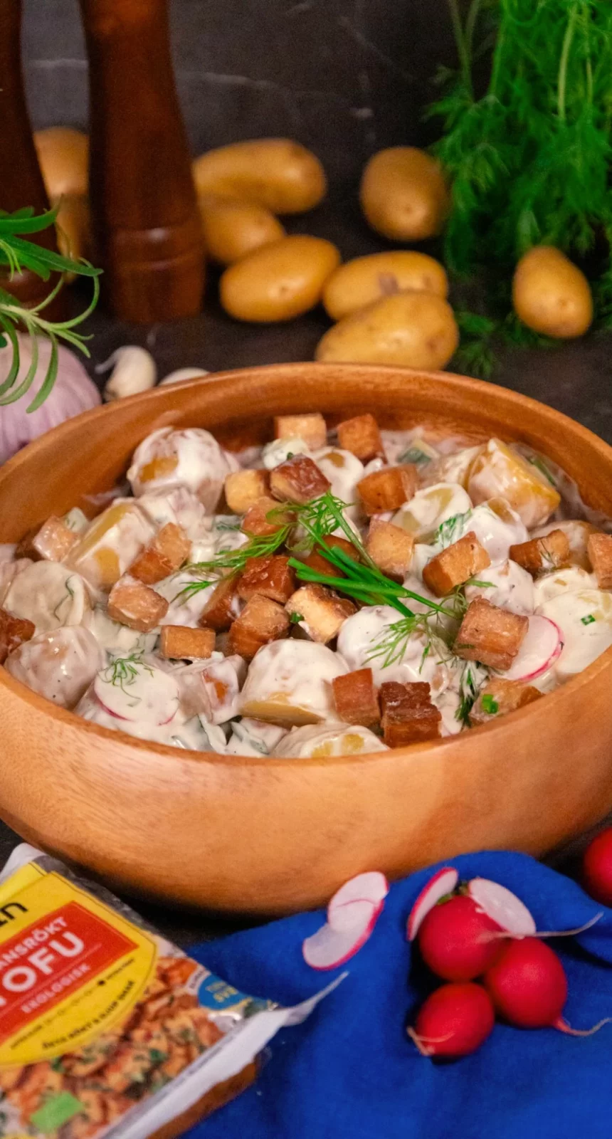 Bilden visar krämig potatissallad med tofu