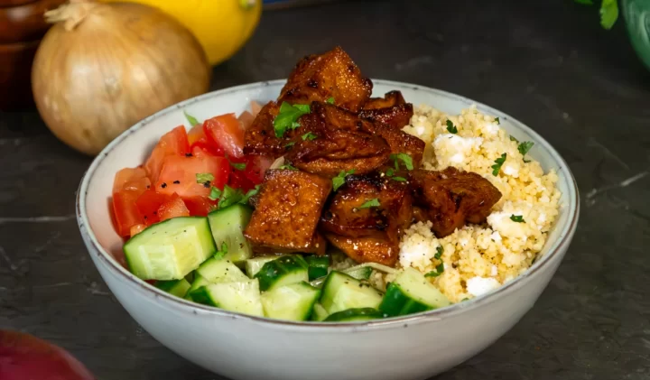 Couscous bowl med Tofu Smokey BBQ