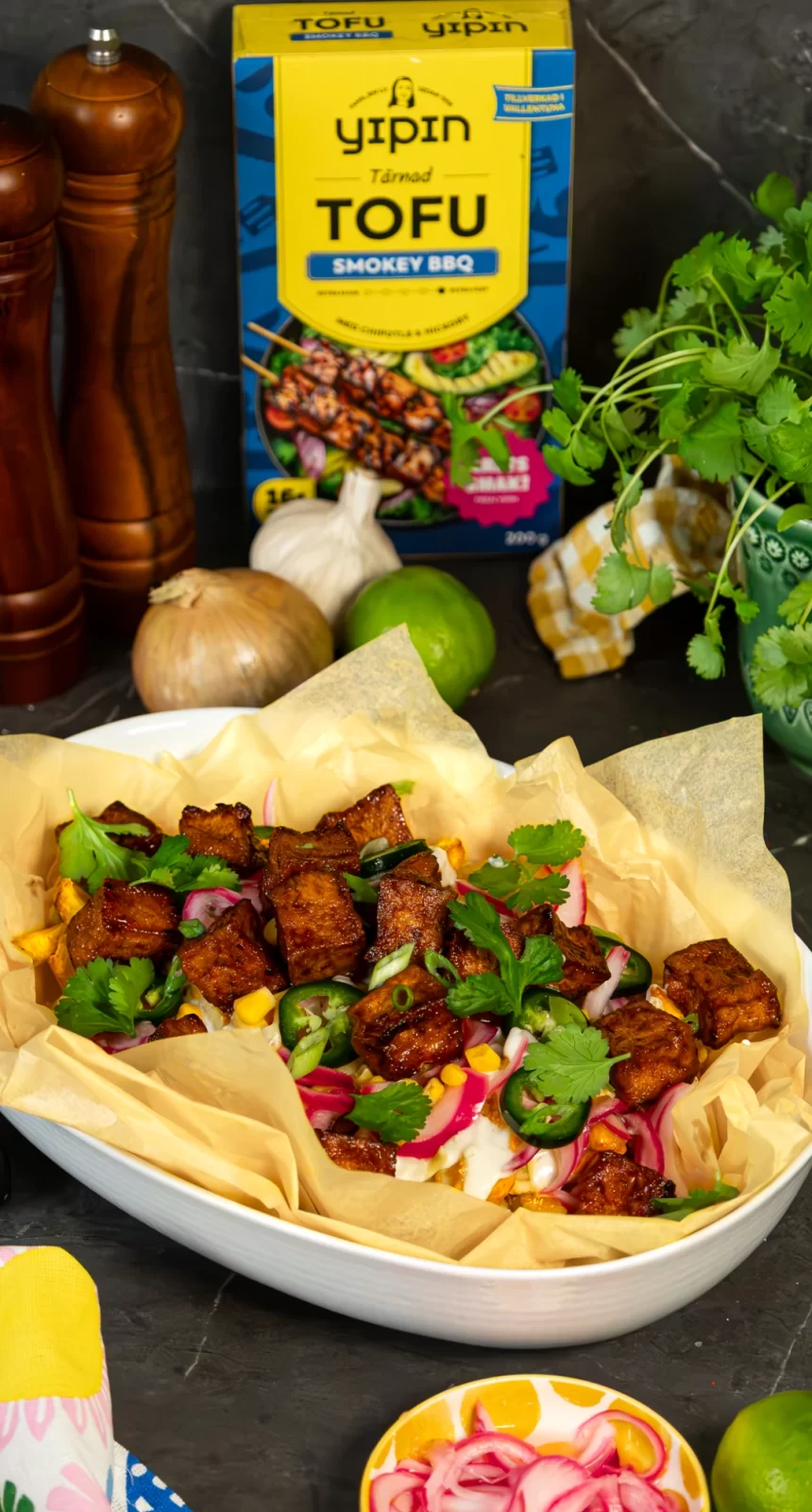 Bilden visar loaded fries med Tofu Smokey BBQ